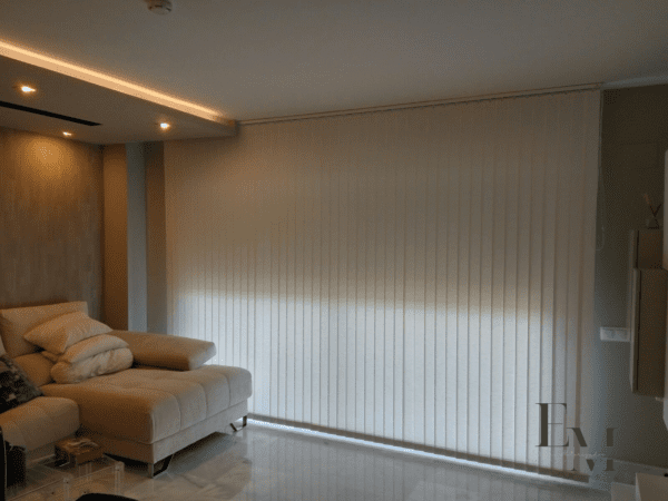 Cortinas de lamas verticales blancas